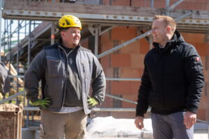 Bauarbeiter und Bauleiter im Gespräch