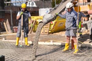 Bild mit Bauarbeitern beim betonieren