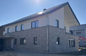 Neubau Modernes Doppelhaus mit Klinker Putzfassade durch Compact Bau GmbH