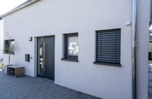 Eingangstür eines modernen Einfamilienhauses