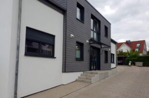 Neubau eines Mehrfamilienhaus mit Holzfassade, in Bielefeld